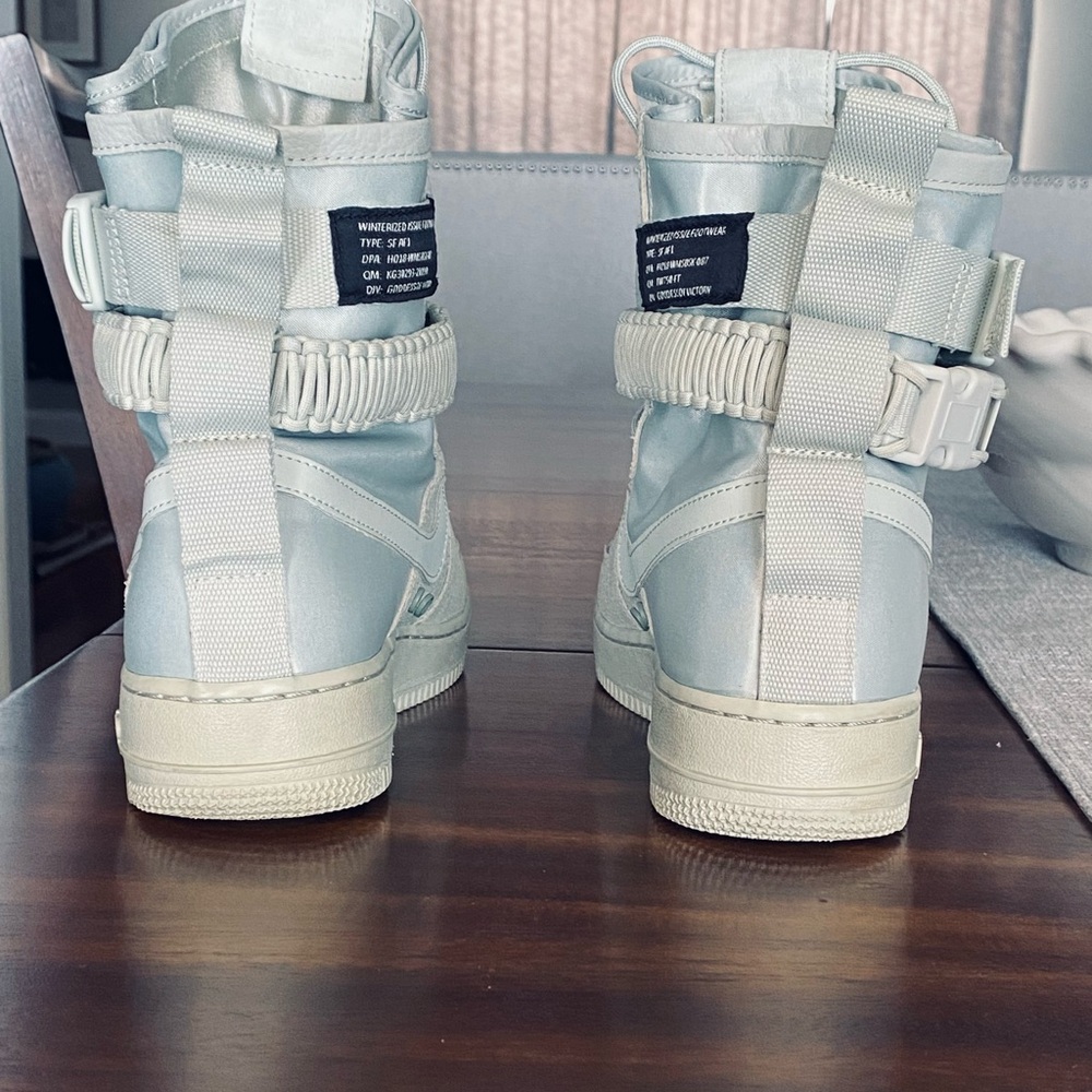 NIKE SF Air Force 1 High-Top, Women’s 9.5
Waterproof, light silver/Mica Green - Picture 5 of 11